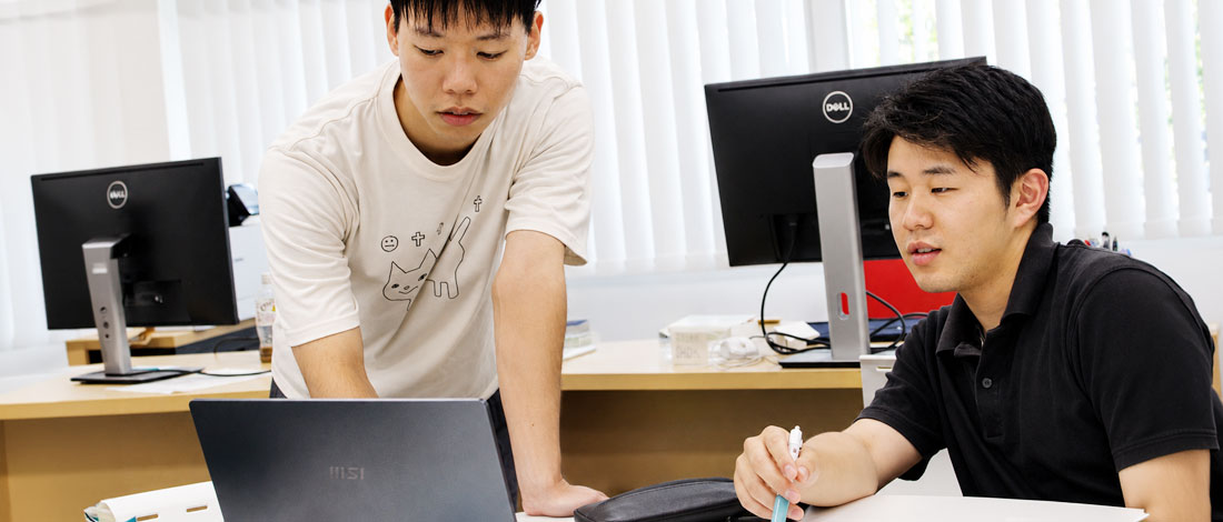 学習支援ルームでスタディ・アドバイザーに質問する学生