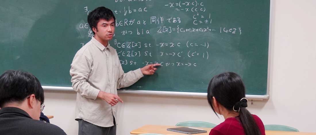 黒板を使って学生に説明するスタディ・アドバイザー