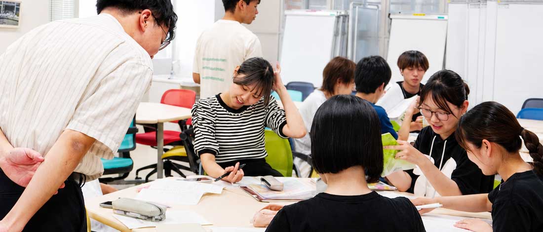 教員と学生がグループ学習に取り組む様子