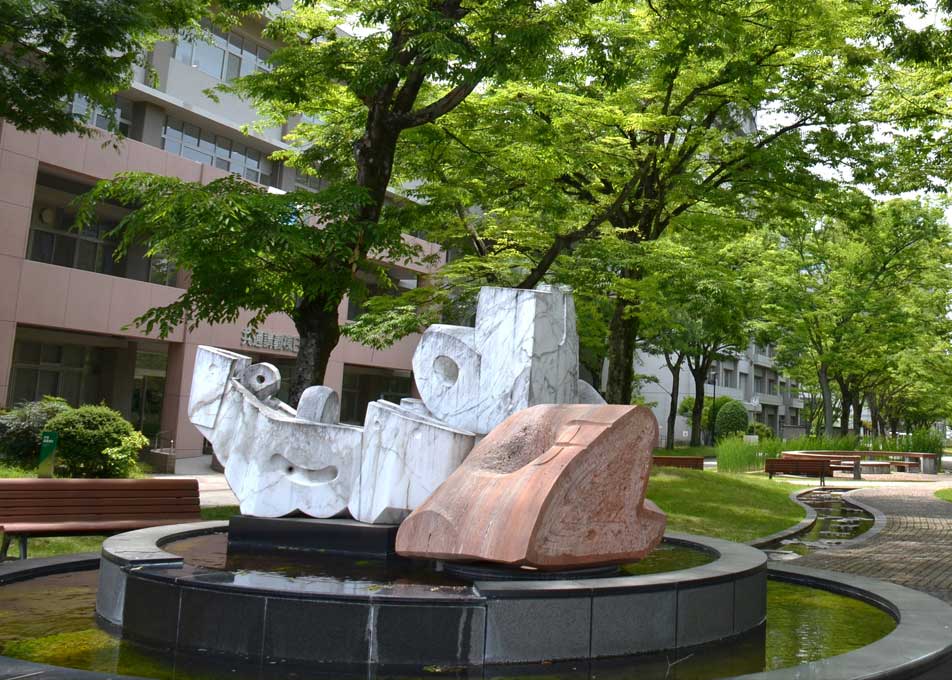 愛媛大学キャンパスのモニュメントと噴水