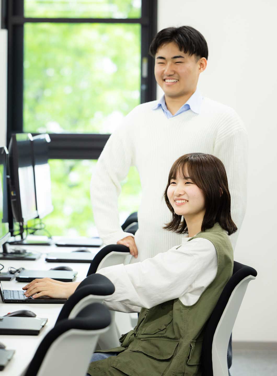 学習相談を受ける学生とアドバイザー