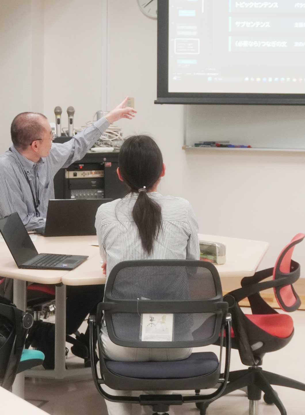 愛媛大学のキャンパスを歩く学生たち